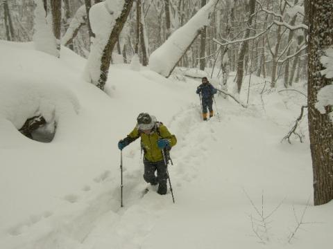 2mの積雪の中登山開始