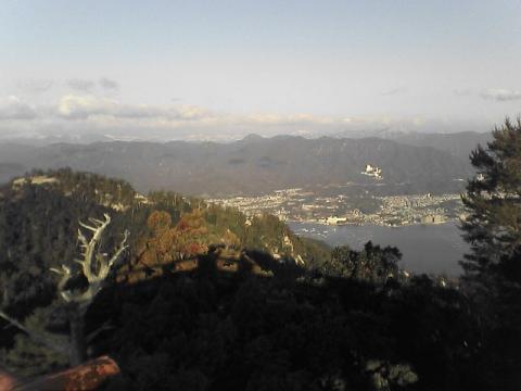 弥山頂上から宮島口方面を見る手前の山を通って下山する。手前の山山頂付近の白い部分が「駒ヶ林」という大岩。