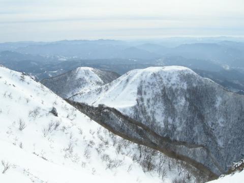 子と孫：右手前の台形の山が「子」三瓶。その左奥が「孫」三瓶です。