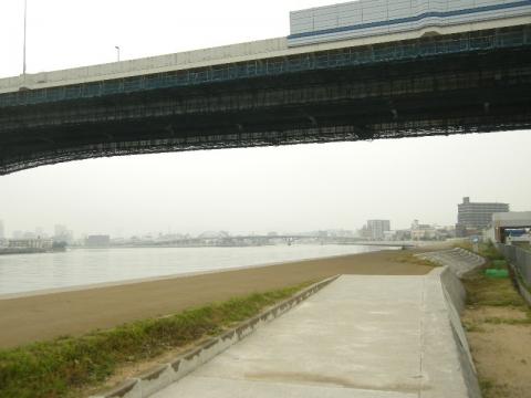 高架の広島高速右手には佐川急便の物流センターがあります。