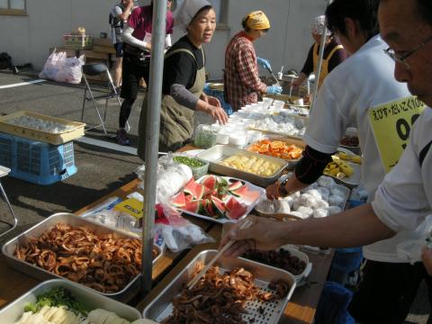 お食事エイド
港町なのでいかもあった。すいかがのどの渇きを癒してくれた。
それからおにぎりと味噌汁で腹ごしらえ。味噌汁はおいしくてお代わりした。