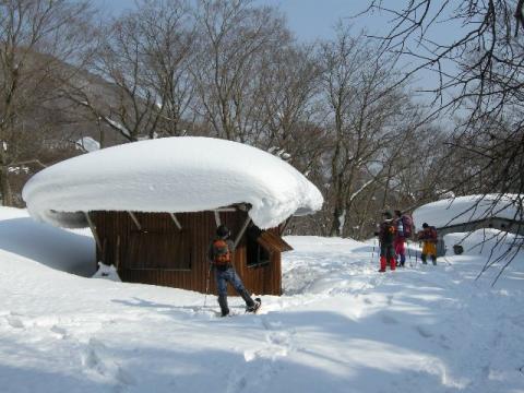 出雲峠の無人小屋には1m程の雪が帽子のように載っています。