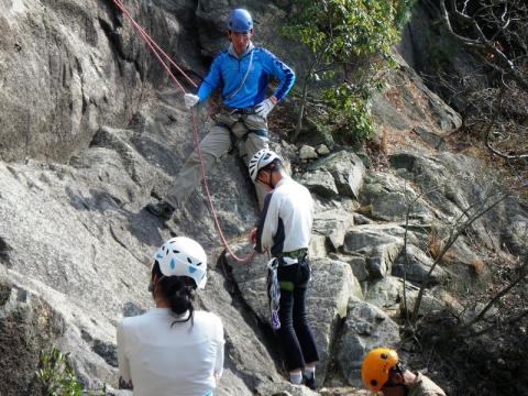 クライミングは二人一組で登る人と転落防止のためロープを確保する人が組みます。この写真では私はロープを確保する役。