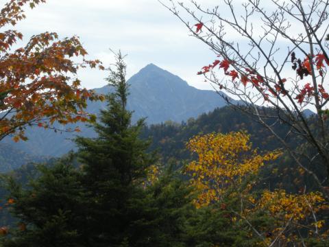 四合目付近から富士山に次ぐ標高を誇る北岳が見えた。
