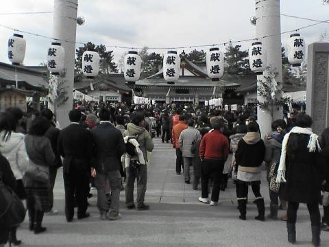 護国神社は長蛇の列。