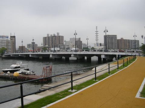 歩道は御幸橋まで
ここで御幸橋を渡って対岸へ渡ります