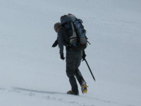 アイゼンとピッケル：いっしょに登ったHさん。
登山靴の下に12本の爪がついたアイゼンをつけています。
右手に持っているのがピッケル。本格的な雪山登山の装備です。