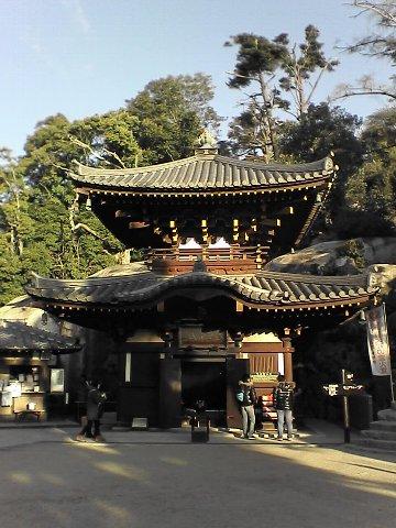 「不消霊火堂（きえずのれいかどう）」：
　弘法大士が修行した護摩の火を１２００年間燃やし続けているというお堂です。何年か前に火災で焼けてしまい建て直しています。