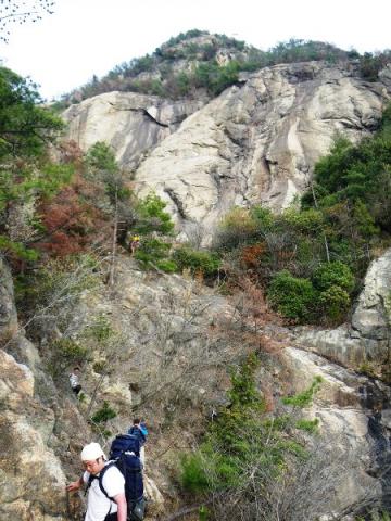 今日登った岩場を後に下山。