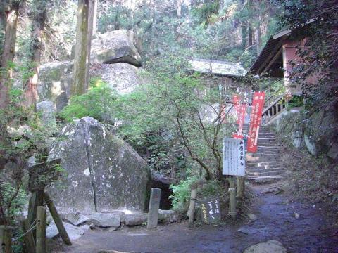 名草厳島神社の「弁慶の割石」です。