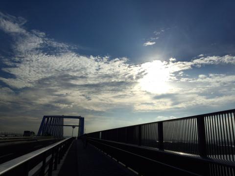 逆行だけど、雲と太陽の光がきれいだった！解放感と言ったら、ゲートブリッジが最高にいい！！！！
