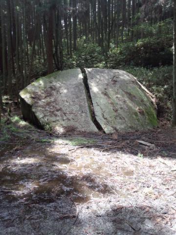 一刀石です！きれいに割れている。。。