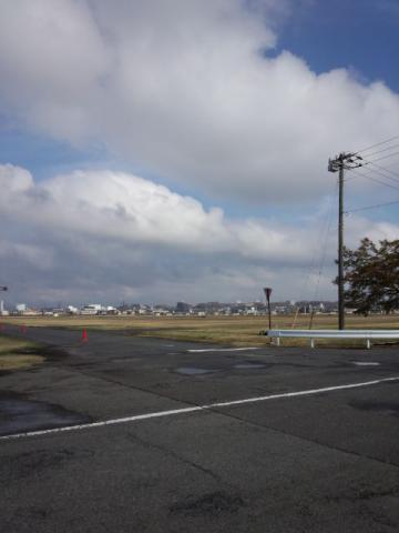 ここが基地！滑走路らしい道があります。。。