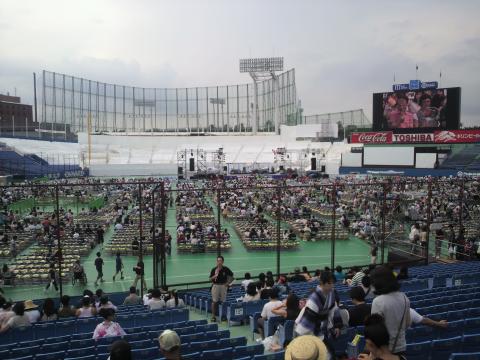 奥に見える高いフェンスの神宮第2球場が打ち上げ場所です。
観覧する神宮球場の中はコンサート会場のようなレイアウトになっております。