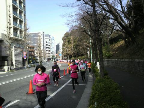 この後、この細いコースが２周するゾーン。
大渋滞の中で2周目のトップランナーたちが1周目のランナーを追い抜いていくことになります。
ありえない・・・片側車線全部通れるようにしないとだめでしょう。。。