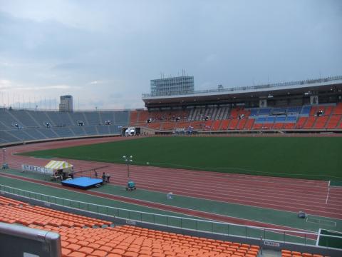 開始前の国立競技場。
雨は降っておらず、このまま天気も持つのではと思っていた私がバカでした。