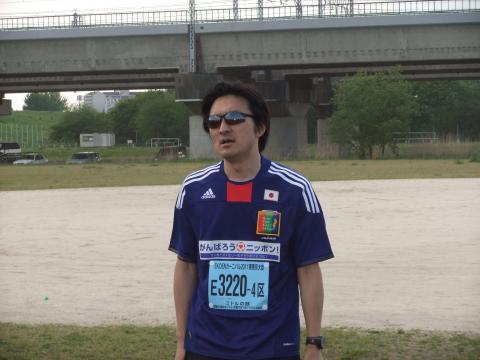 体調悪し、アップをしても走れる身体になりません。
今回も「頑張ろう日本」travel－ｄｂバージョンのウェアで走ります。