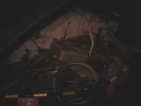 近くの民家は完全に倒壊し、
屋根により全てが押しつぶされてしまってます。