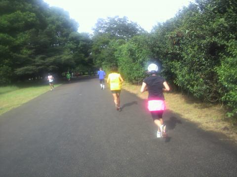 途中、この二人の後をずっと走っておりました。
「5時間走」女性トップ争い。
「きょんこさん」と「ピンクのランスカ」の女性。