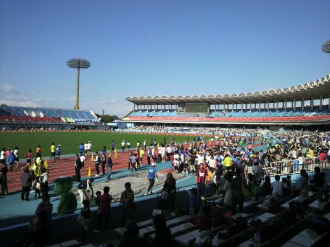 スタート＆ゴールは等々力陸上競技場。
Jリーグ川崎フロンターレのホームスタジアムです。
きれいなスタジアムに彩られ、とても華やかな大会でした。