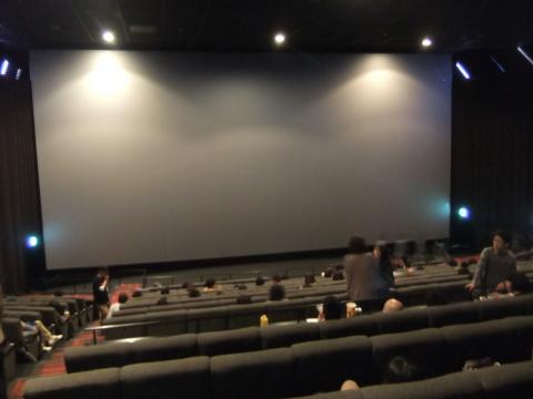 通常の劇場に比べると「スクリーンの大きさ」の違いがわかりますね。