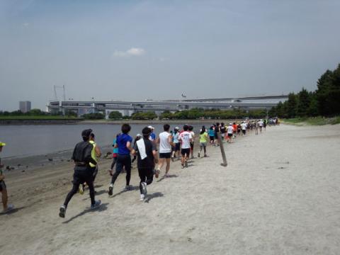 途中、森田健作ばりに砂浜を走るコース。
