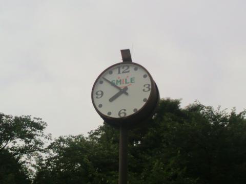 公園内にあるSMILEと書かれた時計台。
楠田さんのランニングクラブ「スマイルRC」からの寄贈品だそうです。