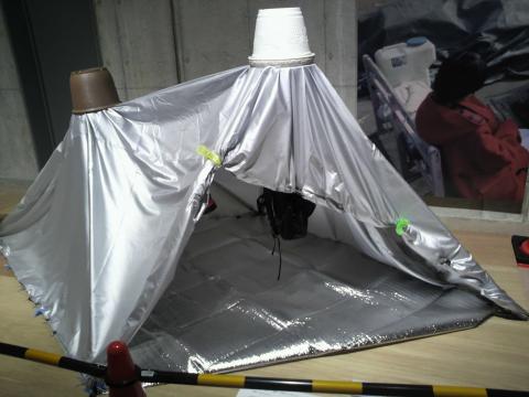 最後に
参考展示が並びます。
これは車のカバーを使って作った避難用テントです。