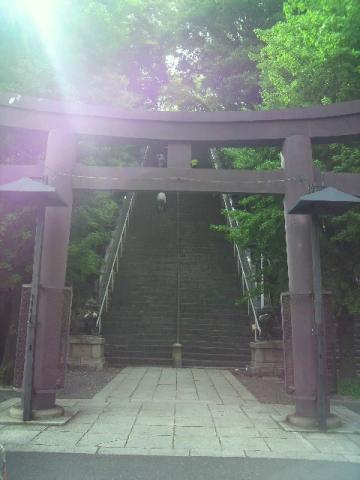 愛宕神社、名物の階段。
すごい急です。
ドラマ「JIN-仁」のオープニングだかエンディングにちょこっと登場します。
この上にNHK放送博物館もあります。