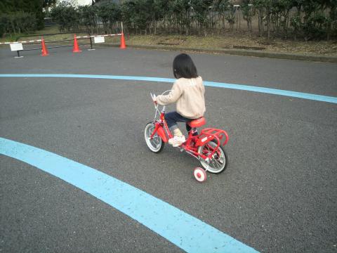 まだ、補助輪有りじゃないとダメです。