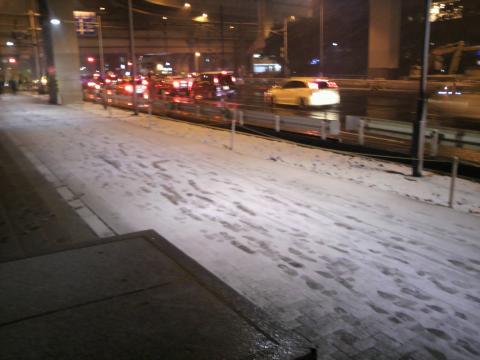 走り始めて１５分後、新宿周辺。
この後、歩道は（車道も）もっと雪が積もっていきます。
