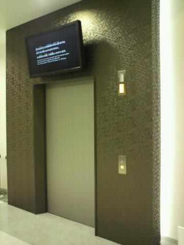デパートの１０階スポーツコーナーにいました。
帰るためにエレベーター待ちです。