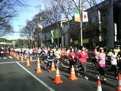 女性のみのマラソン大会、華やかです。
これでも十分な混雑fですが、中盤以降はものすごいことに、パイロンの内側に納まらないぐらいの大渋滞に変わります。