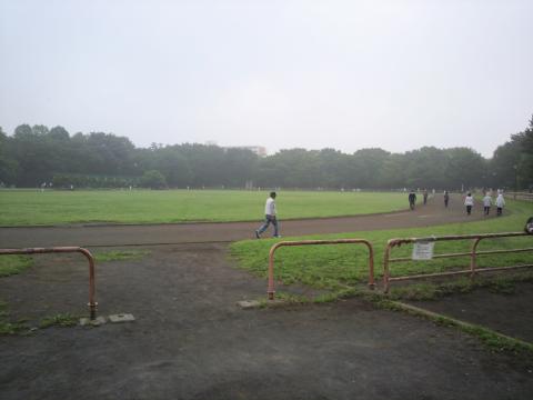 朝の光が丘公園陸上トラック。
６時前でこの人数。半分はウォーキングですけど。
４０人くらいいました。