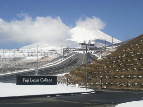 研修施設から一枚。
昨日の雪の影響で雪景色ですが、今日は寒くありません。
こんな景色見せられたら、走りたくなってしまいます。