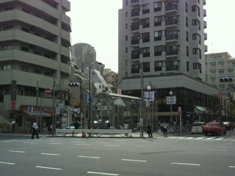 大江戸線の駅が出来てから、さらに人が増えました、麻布十番。
入り口にあったウェンディーズは無くなってしました。
あの大きなハンバーガー好きだったのに・・・