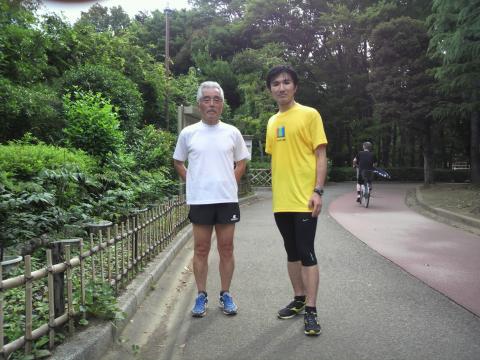 最後に記念写真。
公園内を散歩しておられた楠田さんの知り合いの方に撮って頂きました。
ハンドボールで優秀な選手だったそうです。
ちなみに「この黄色いTシャツ姿」初公開だったりします。