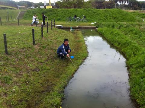 表に回って御顔確認。TeganuMANさん！
息子さんと小ブナ釣り。