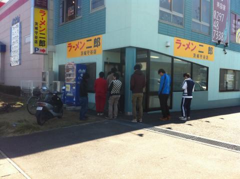いつも混んでますねぇ。
１２時過ぎ。カウンター16席　店内待ち10名程＋外待ち８名程
今日はパス！