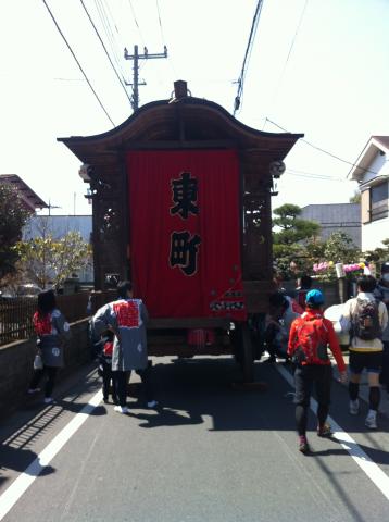 はむら花と水のまつり　さくらまつりイベント期間中でした。
11時からは「八雲神社　神輿の川渡り」があったようです。