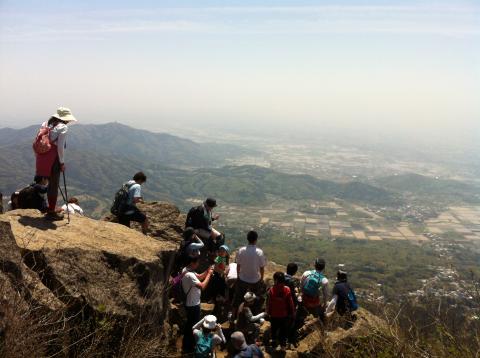 女体山山頂からのビュースポットは大混雑ですが・・・