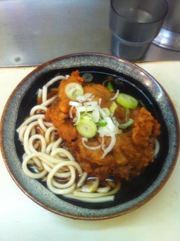 うーん。お腹が空いた・・・。
JR我孫子駅ホームの立ち食いそば屋「弥生軒」のメガ唐揚げ
画家「山下清」が一時期働いてた。