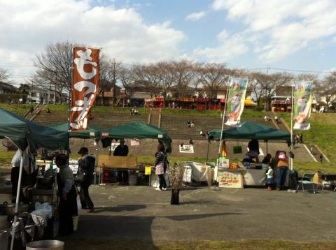 花見祭り。桜はまだ咲いていない・・・。
来週も開催するらしい。来週は満開で見頃かな。