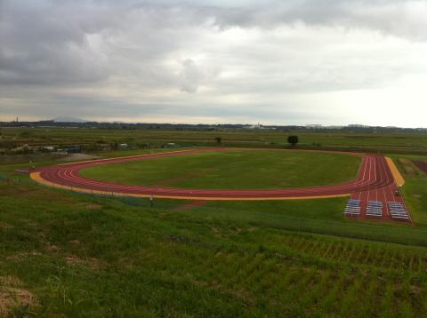 朝、愛犬とビブラム散歩。
利根川河川敷にある中央学院大学　200m?トラック
週末ほとんど使ってないんだから一般公開してくれぇ・・・。
左奥に筑波山