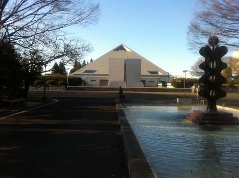 砧公園に隣接する大蔵総合運動場。正面のピラミッド型の建物は体育館。色々な撮影に使われてます。
ウルトラマンでは科学特捜隊本部として、ハヤタ隊員が食事中のスプーンで変身しょうとした有名なシーンはここで撮影。（かなーりマニアック）