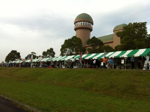 ジャパンバードフェスティバル：手賀沼親水公園会場
各メーカーの望遠鏡、望遠レンズのブースが並びます。
ちょっと覗かせてもらいましたが凄い望遠でビックリ！
地元カレー屋が出店してたインドのおやつ「サモサ」が美味しかった。