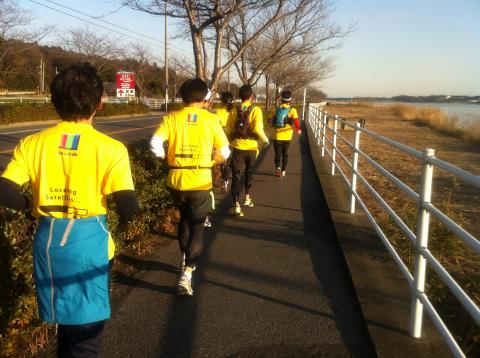 「自転車きまーす！」
狭い道は一列で。