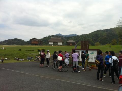 スタート地点の平沢官衛遺跡。
地元T大生のサークルがサイクリングしてた模様。