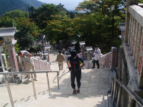 阿夫利神社下社への登り階段を軽快に走るBacchusさん