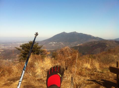 豊胸山山頂。残念ながら「豊胸祈願お守り」は売ってません・・。
本当の名前は「宝篋山」ですm(_ _)m
中央に見えるのは、これから登る筑波山（左ピーク：男体山　右ピーク：女体山）